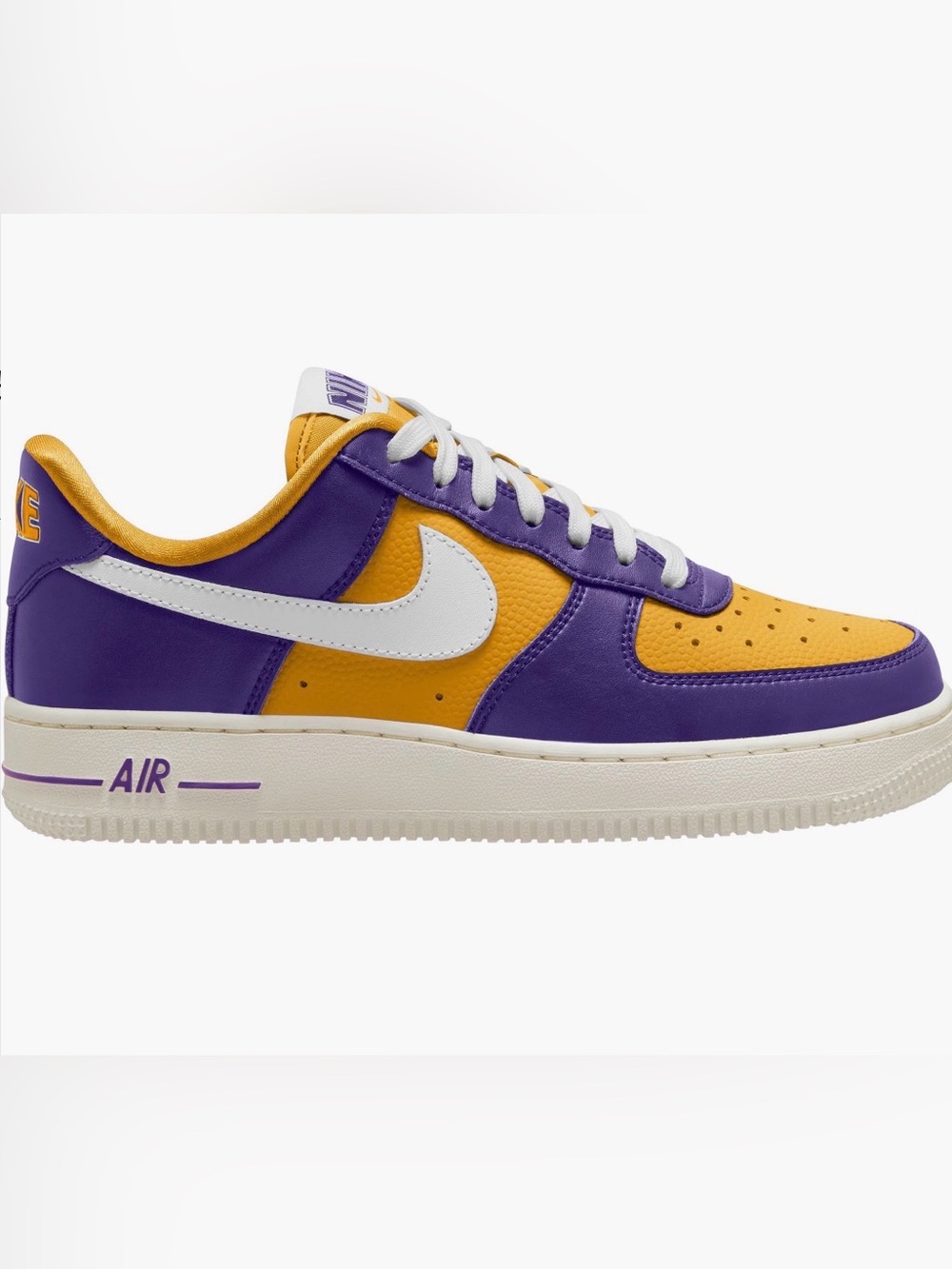 Nike Air Force 1’07 SE Basketball Sneakers.